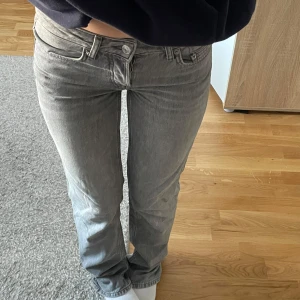 Grå jeans - Snygga grå jeans med låg midja och en straight passform, jag är 165 och jag trampar på de lite🤍