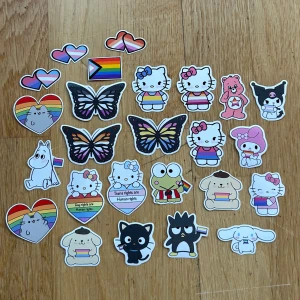 söta Pride stickers 🩷 - söta klistermärken med Pride motiv designade av oss! 💝 8 kr/styck eller mängdrabatt! Går bra att köpa med frimärke eller via köp nu! (Kontakta oss) 🤍