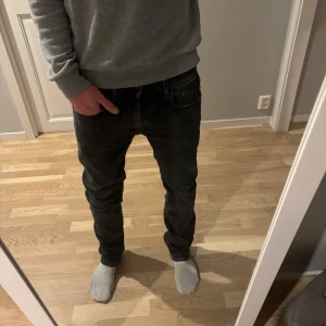 Replay jeans - Fräscha Replay jeans i modellen dave, endast använda en gång. Personen på bilder är 179 och väger 63, hör av dig vid funderingar🙌🤩