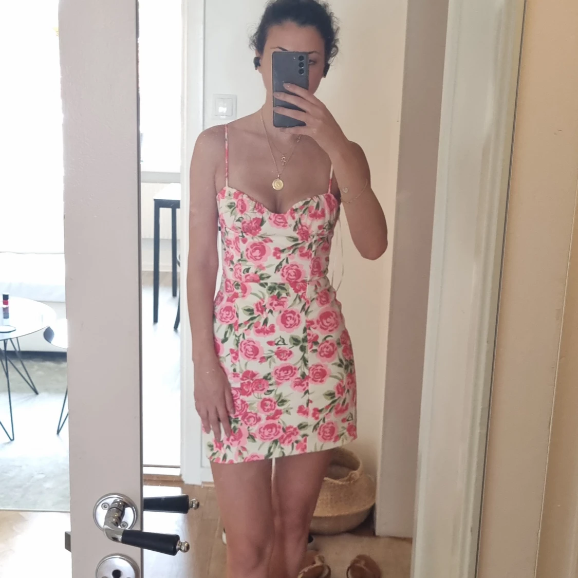 Blommig kortklänning med smala axelband - 1