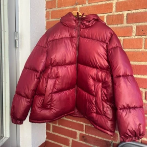 Vinröd pufferjacka från H&M - Säljer en snygg vinröd pufferjacka från H&M, aldrig använd, prislapp på! Slutsåld på H&M! 