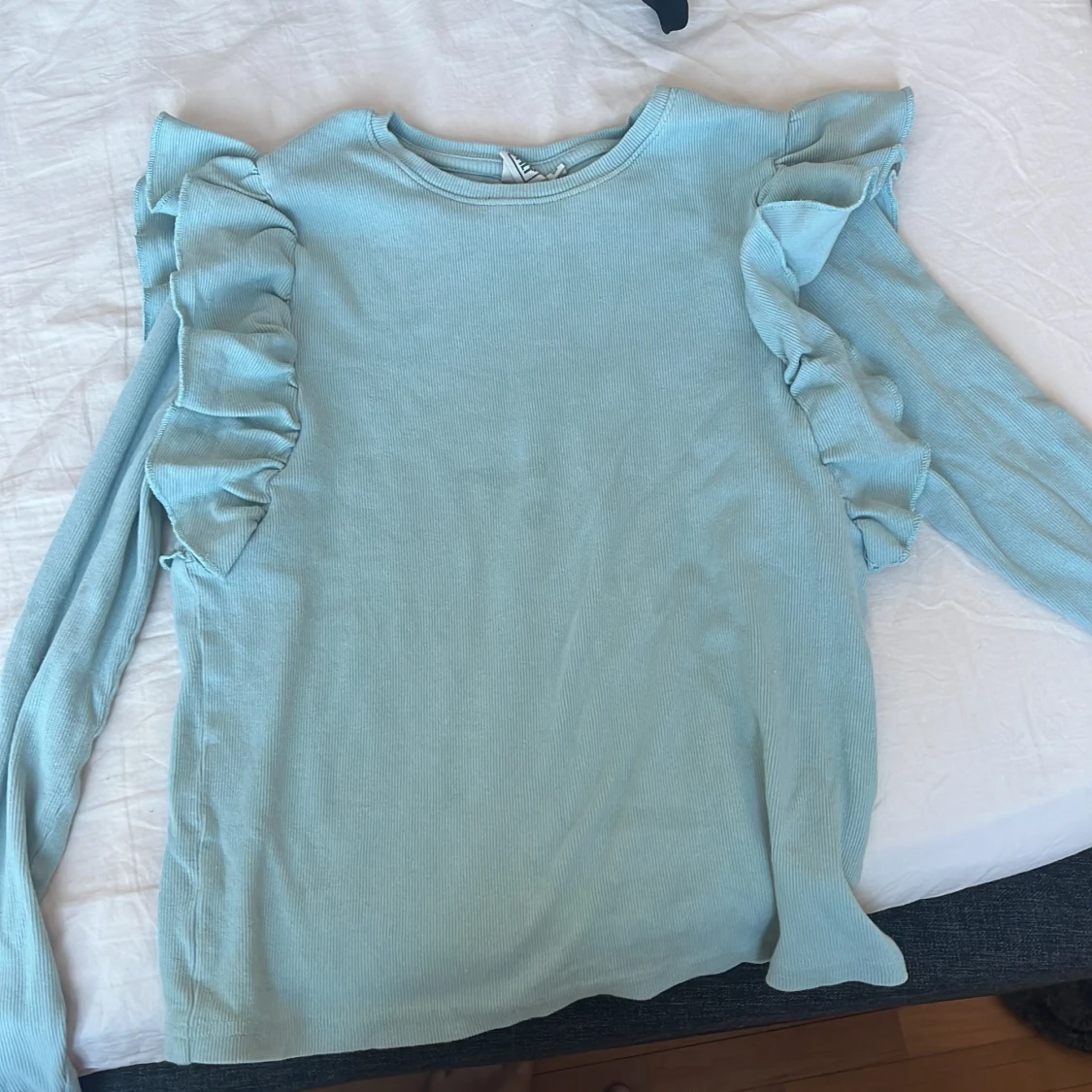 Ljusblå ribbad tröja från Serholt