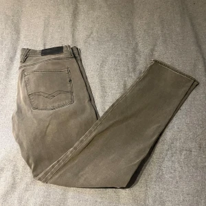 Replay Anbass - Säljer nu ett par fina Replay Anbass jeans, strl 33. Hör av dig vid funderingar!