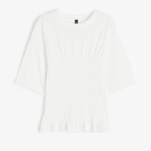 Vit topp från Hm  - Säljer denna fina toppen från Hm i storlek S, säljer den då den inte längre kommer till andvändning. Den är som ny inga defekter alls! 