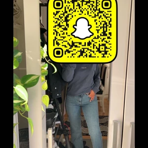 Blå jeansbyxor - Snygga blå jeansbyxor med hög midja och klassisk femficksdesign. Perfekta för en avslappnad stil.