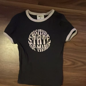 T-shirt topp  -  Säljer en t-shirt topp från H&M i storlek XS.  Den har en text tryckt på framsidan och är i bra skick 💕