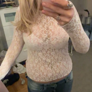 Vit spetströja - Långärmad spets tröja, från h&m aldrig än vänd. Perfekt på en fest. Storlek S