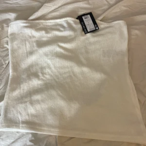 Ribbad tub top Pieces - Säljer min vita tub top från pieces köpt för 300kr. 