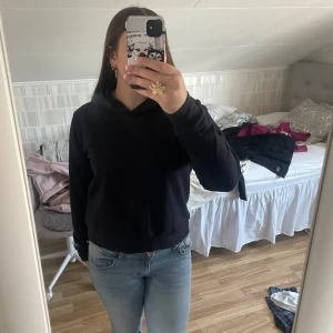 Svart hoodie - Säljer en handgjord marin blå hoodie med långa ärmar och en bekväm passform. Perfekt för en avslappnad stil. Den har en praktisk huva och ribbade muddar vid ärmslut och nederkant.