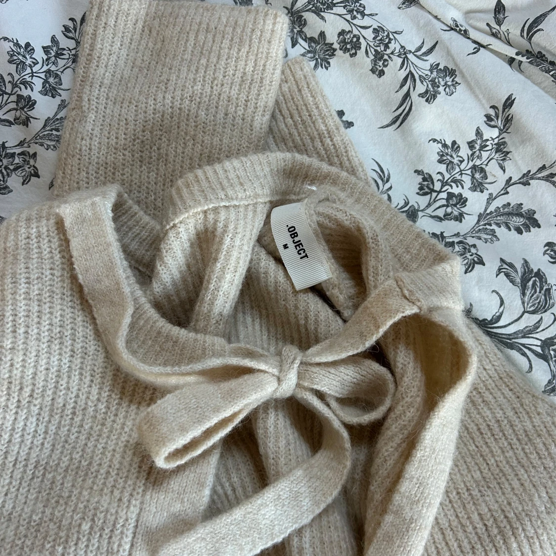 Vit/beige stickad kofta från Object - 2