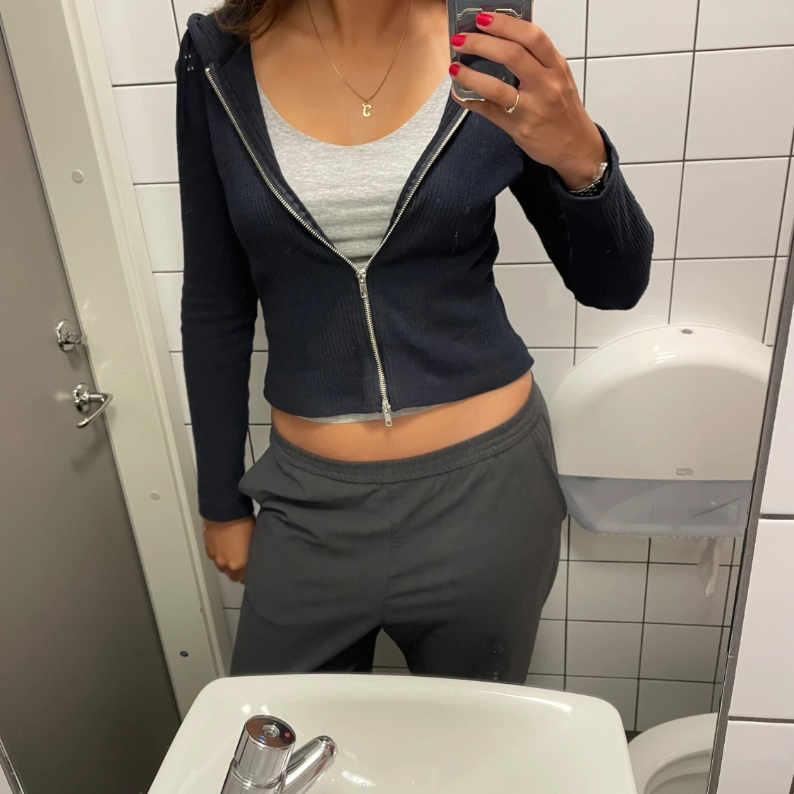 Svart ribbad hoodie - 1