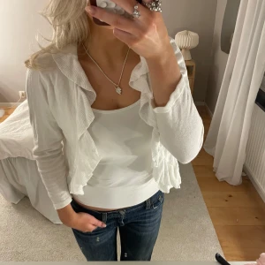 Vit kofta - Så söt vit kofta med trekvartsärm och volanger💕💕