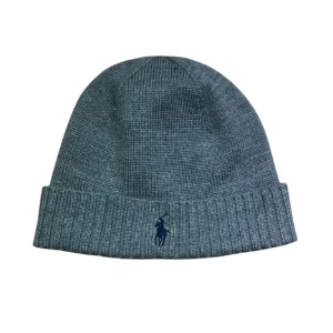 Polo Ralph Lauren - Ull Mössa - Snygg grå mössa från Polo Ralph Lauren i tvättbar merinoull. Den har en ribbad kant och är broderad med den klassiska logotypen i mörkblått. 
