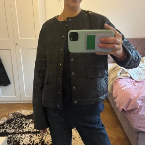 Svart quiltad jacka - Säljer en stilren svart quiltad jacka med silvriga knappar. Köpt på Massimo Dutti, nypris 1000kr. Storlek S men skulle säga att den passar en XS eller M också!