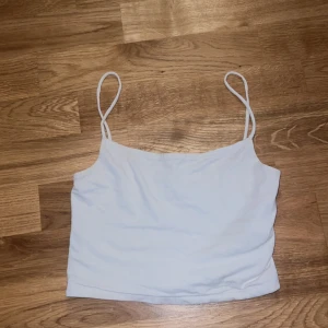 Vit linnetopp från FB Sister - Säljer en stilren vit linnetopp från FB Sister. Toppen har smala axelband och är perfekt för varma dagar. Enkel och snygg design som passar till det mesta. Storlek Xs.
