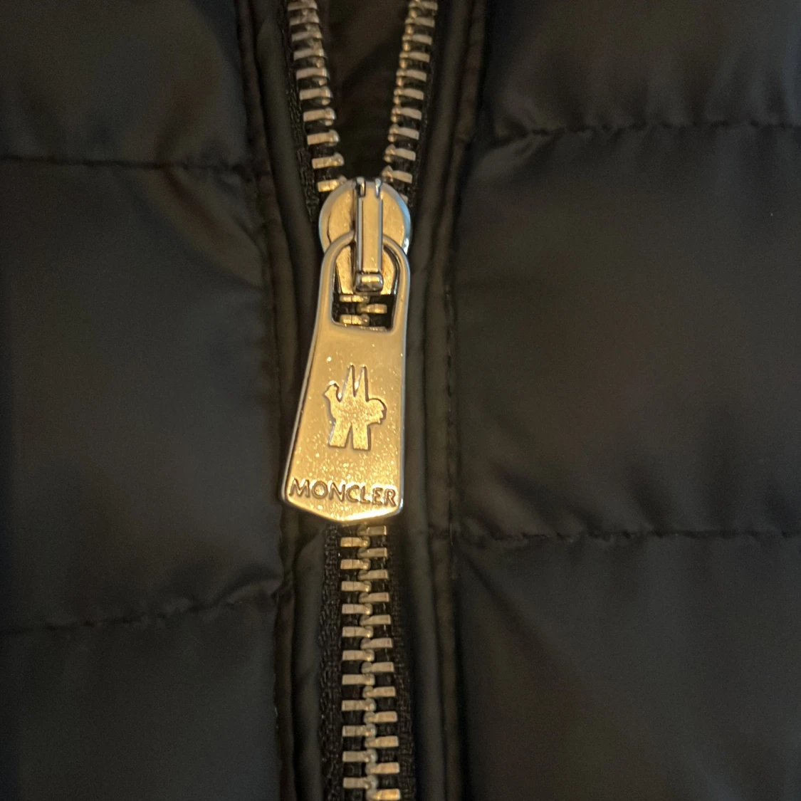 Svart dunjacka från Moncler. . - 1