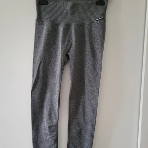 Grå ribbade leggings från MM Sports - Grå ribbade leggings från MM Sports i storlek Xs/S. Materialet är stretchigt. Endast använda 1 gång. Skicka meddelande för fler bilder😊