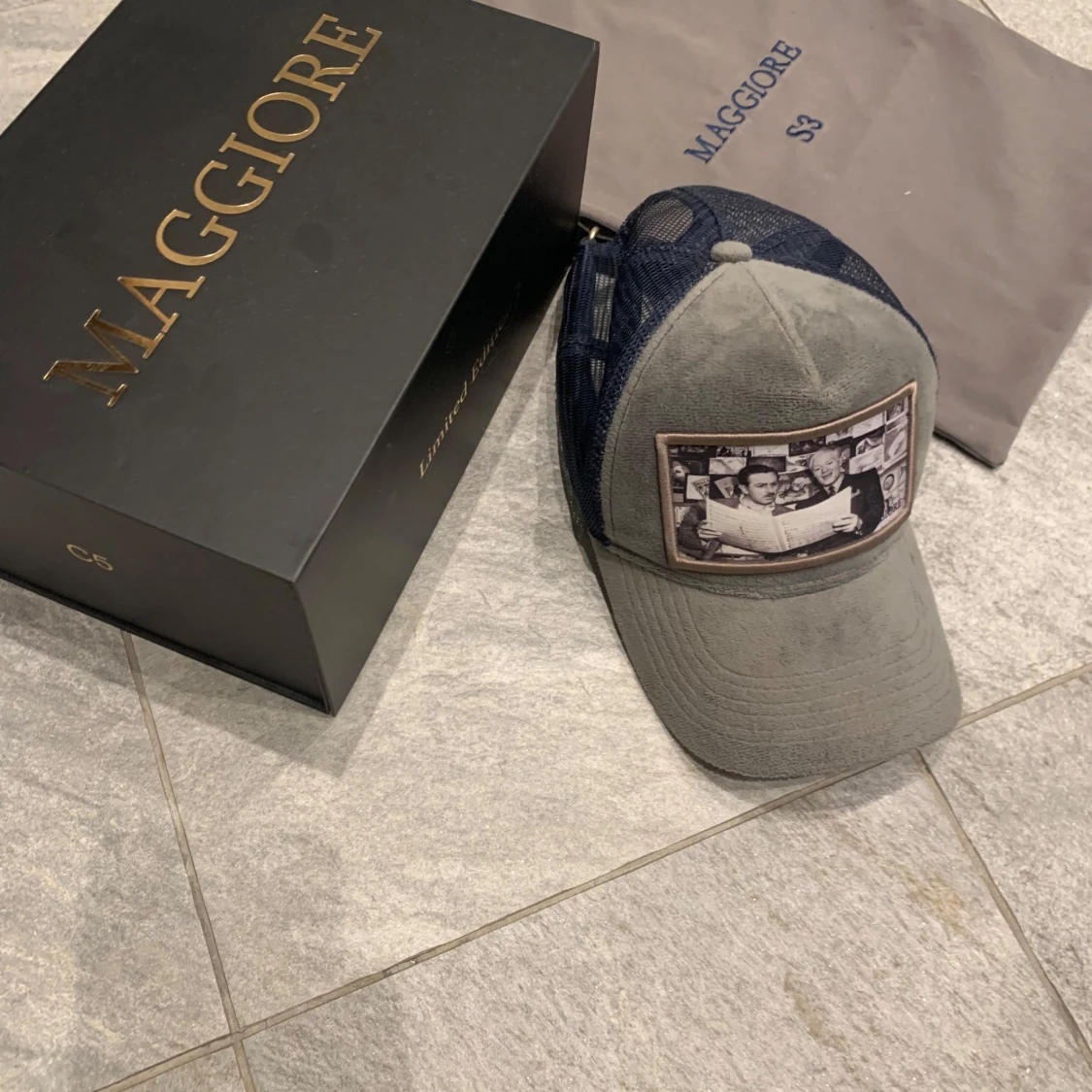 Grå och blå keps från Maggiore