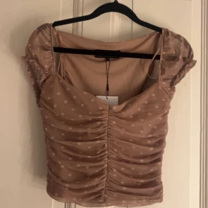 Korsett topp - En super söt korsettaktig topp från Zara med bygel i jättefin ”mörk rosa”/”gammelrosa” färg! Aldrig använd med prislappen kvar, säljer endast då den var lite stor på mig 💕 Passar både till fest, vardag och andra tillställningar 🥰