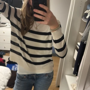 Tun tröja - En väldigt tunn och luftig tröja, perfekt för sommaren 👌🏻 🤩 Inga defekter Tröjan är från Zara