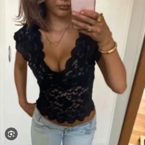 Spetstopp från Zara - Topp från zara. Jättesöt men använder inte! Första bilden är lånad.