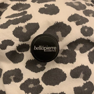 Bellápierre Cosmetics ögonskugga i nyansen Exite. Oöppnad  - Säljer en lös ögonskugga från Bellápierre Cosmetics i nyansen Exite. Den har en skimrande vit färg som ger en strålande effekt. Perfekt för att skapa en glittrande look. Produkten kommer i en liten burk med skruvlock.