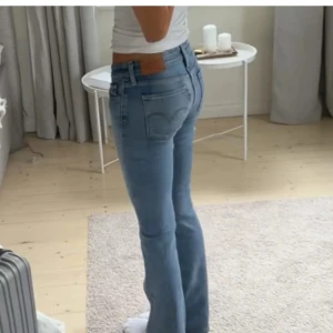Levis bootcut jeans - Säljer dessa snygga lågmidjade jeans från Levis. Nypris ca 1200 🩷 Pris kan diskuteras vid snabbt köp! 