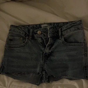 Jeansshorts  - Egen gjorda jeansshorts av ett par lager 157 jeans, sitter bra men är för små för mig. Pris går att diskutera 