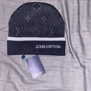 Mössa - Helt ny, bara använd runt 5 gånger. . Har du någon fråga? Kontakta! 