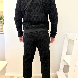 Svart mönstrad dress från Fendi - Säljer en svart dress från Fendi  nypris 21.000kr dressen är som ny nästan aldrig använd 