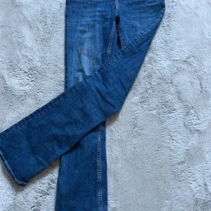 lågmidjade bootcut jeans  - kommer ej till användning 