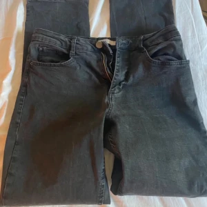 Svarta jeansbyxor - Snygga svarta jeansbyxor med klassisk femficksdesign och knappgylf. Perfekta för en avslappnad stil. Passar bra till både sneakers och kängor.