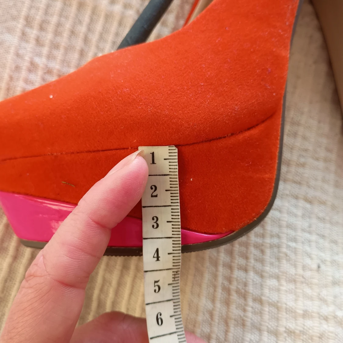 Orange och rosa pumps med hög klack. - 4
