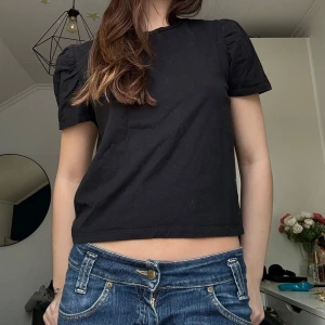 Svart topp - Svart topp med små puffärmar!