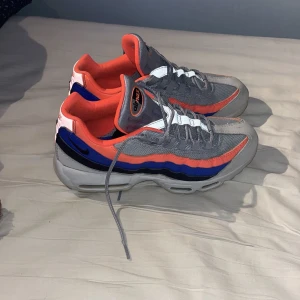 Nike air max 95 ultramarine platinum - nike air max 95 ultramarine platinum. Dem här skorna är sällsynta. Dem är köpta för ca 2800kr för några år sedan men dem är använda få par gånger. Priset kan diskuteras. Vid  snabb affär. 