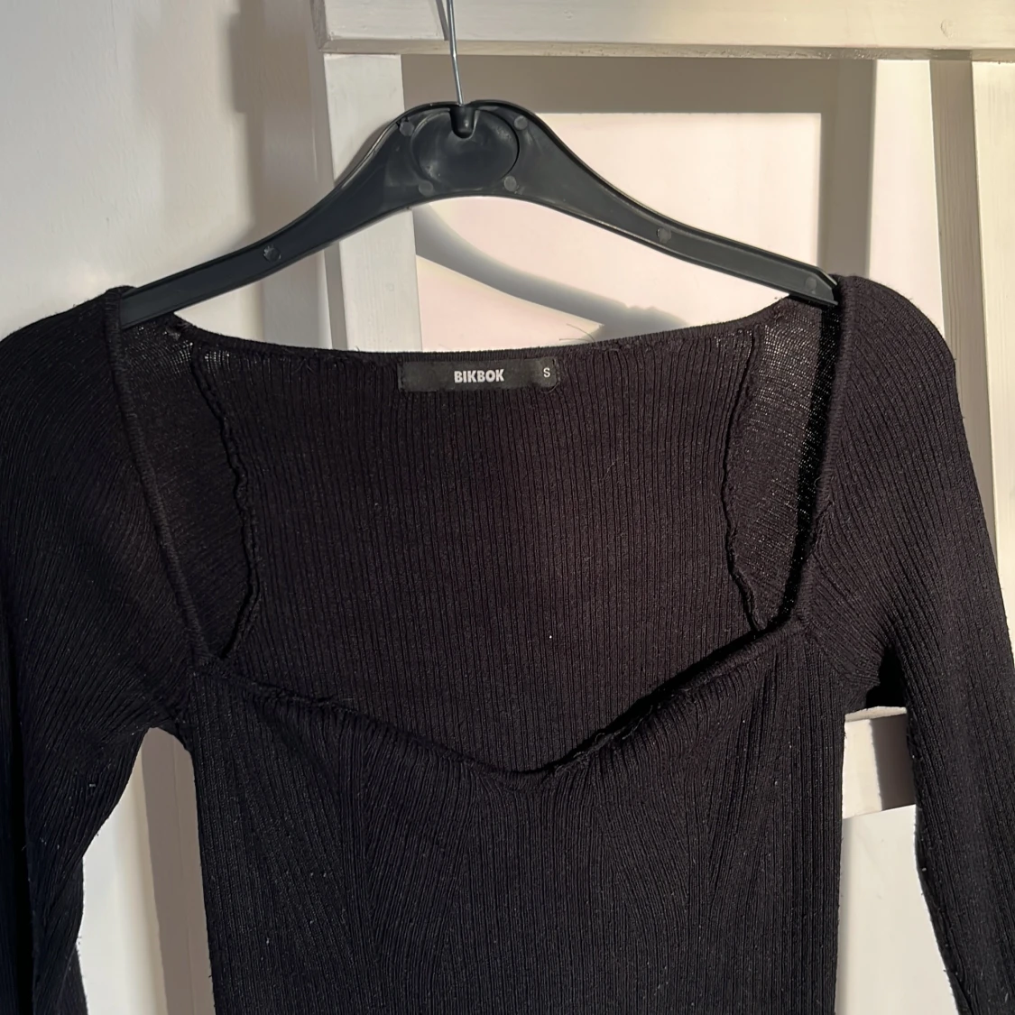 Svart ribbad topp från Bik Bok - 1