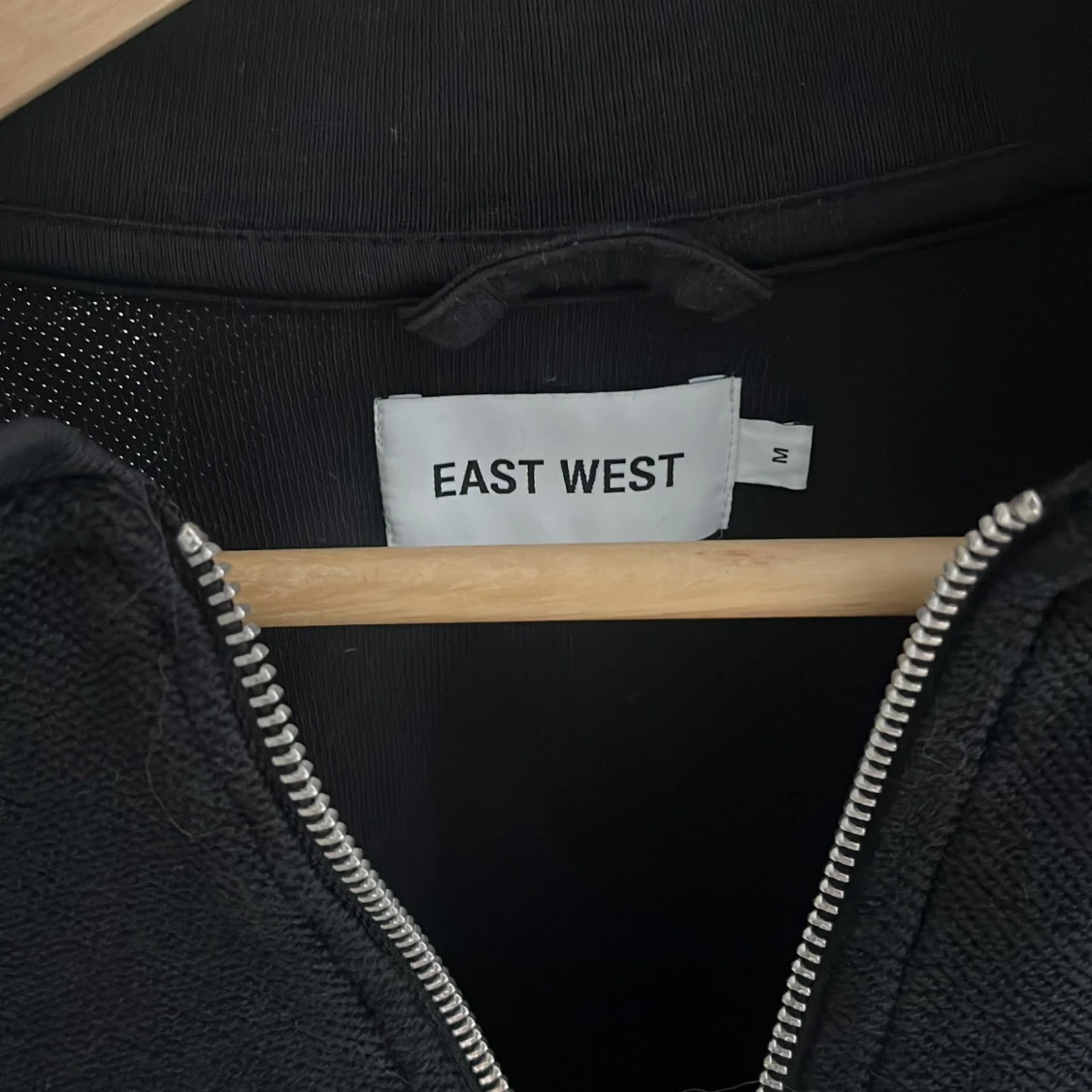 Svart helzip från East West - 1