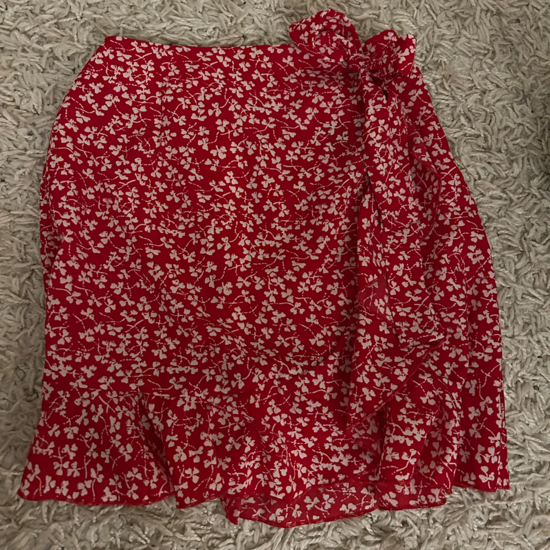 Röd blommig kjol med knytband