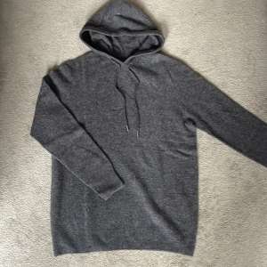 Merinoull Hoodie - En sjukt snygg mörkgrå Hoodie i 100% Merinoull!🌟 Storlek XS. Perfekt till sommaren och våren! Bara testad, aldrig använd! Hör av dig vid intresse eller minsta fundering!😊