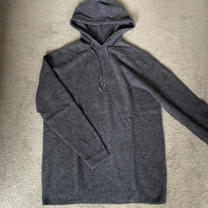 Merinoull Hoodie - En sjukt snyggt mörkgrå Hoodie i 100% Merinoull! 🌟Storlek M-L. Använd max 3 gånger, inga defekter eller tecken på användning! Hör av vid intresse😊