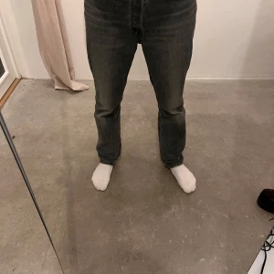 Levis 501 - Säljer ett par gråa jeans från Levis 501| bra skick | priset är ej hugget i sten.