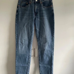 Blå jeans från H&M - Säljer ett par klassiska blå jeans från H&M i straight regular fit. Perfekta för en avslappnad stil med fem fickor och knappgylf. Tillverkade i ett slitstarkt denimtyg. 
