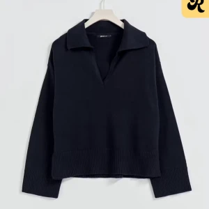 Marinblå stickad tröja med krage från Gina tricot - Säljer en stilren marinblå stickad tröja med nerviken krage och v-ringning. Tröjan har långa ärmar och en ribbad nederkant som ger en snygg passform. Perfekt för kyligare dagar! Säljer pga att den inte kommer till användning!🌟