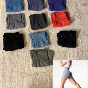 NVGTN träningsshorts, nyskick - Säljer mina nvgtn shorts (navigation), majoriteten är använda färre än 5 gånger och resterande är använda men i nyskick.  Alla är i storlek S men dem är väldigt stretchiga så dem har passat mig perfekt både som S och M. Bästa shortsen jag ägt! Bild 2 = Contour Seamless Shorts Bild 3 = Pro Seamless Shorts  Ingen retur, köpt är köpt. Mötas/frakta. Köparen står för frakten. Skickar alltid bildbevis! Står ej för postens slarv!  Nypris = 415kr Säljer för 350kr