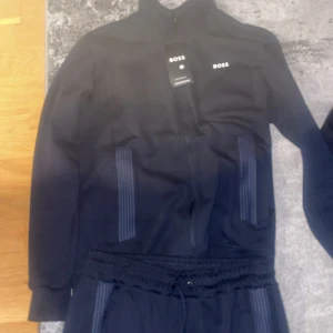 Mörkblå boss traksuit ny  - Storlek s . Snabbaffär pris sänks 