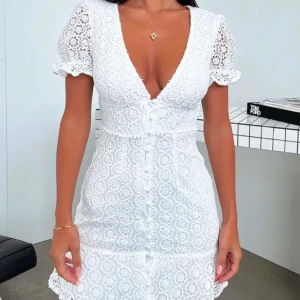 Vit spetsklänning med v-ringning - Så snygg klänning som tyvärr var för liten för mig… perfekt till studenten! Aldrig använd prislappen är kvar💘