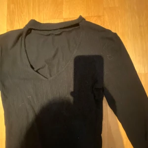 Två tröjor - Säljer två polo tröjor lila varandra. En är lite genomskinlig med längre öppning i ryggen och den andra är av lite tjockare material med en längre öppning i ryggen. Säljer båda för 145 och en för 75