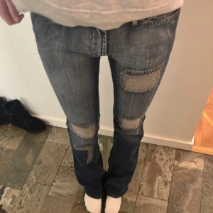 Lowwaist bootcut jeans - Snygga lågmidjade utsvängda. Dom passar i längden på 170cm. Tror dom är utsydda i midjan (se sista bilden) midjemåttet ca 40cm rakt över. Storlek w29. Den har en liten defekt vid knappen vid gylfen ett litet hål men det påverkar inget o syns inte när man har på sig dom❤️Använd gärna köp nu!