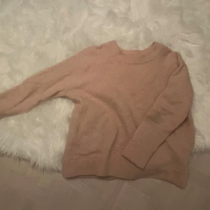 Beige stickad tröja från Samsøe Samsøe - Mysig beige stickad tröja från Samsøe Samsøe. Perfekt för kyliga dagar med sin mjuka och bekväma passform. Tröjan har långa ärmar och en rund halsringning. - Pris kan diskuteras och om du vill ha bild på skriv ❤️❤️