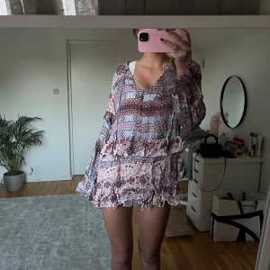 Mönstrad kortklänning med volanger - Säljer en supersöt klänning🩷🩷